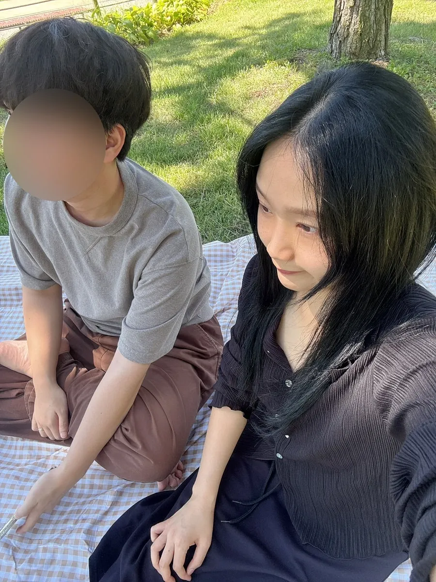 마무리 스타일링을 한 블랙 헤어
