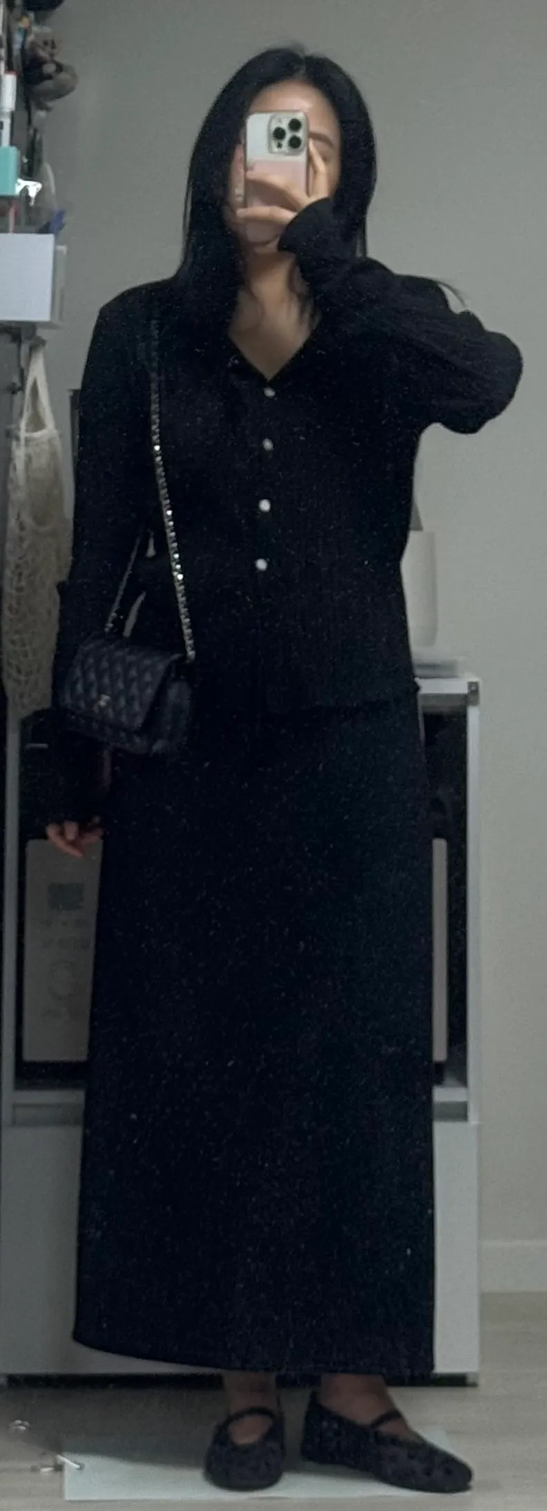 자연광 아래 블랙 톤다운 헤어