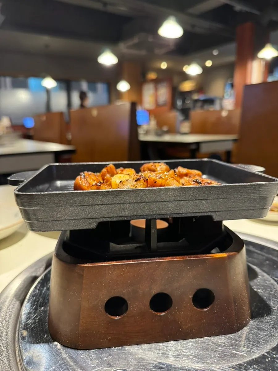 Makchang cut into small pieces to eat