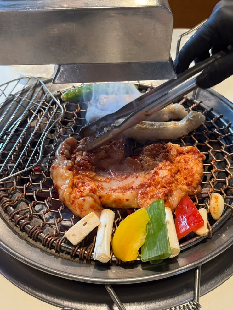 풍성하게 차린 곱창구이 구성