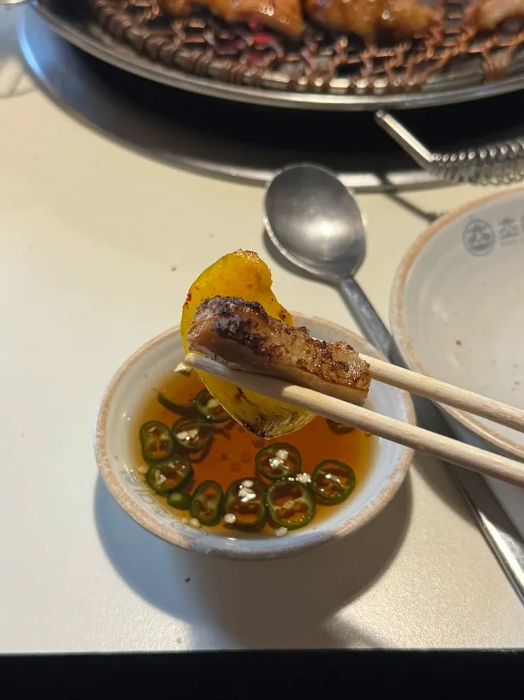 노릇하게 익어 잘라진 한우곱창