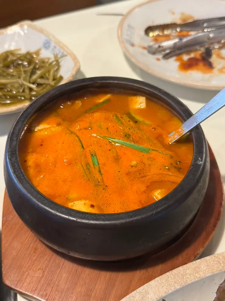 채소와 특제소스를 곁들인 곱창
