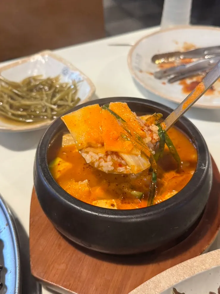 통통한 곱창과 곁들임 채소