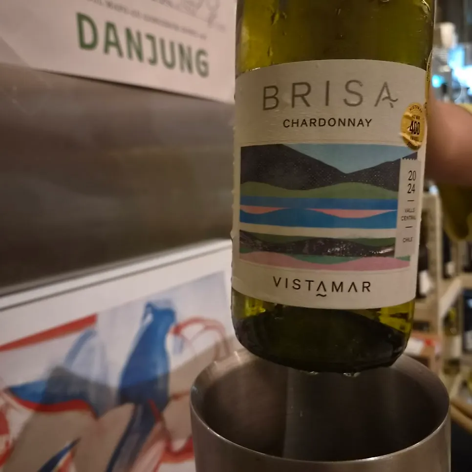 A bottle of Vistamar Brisa Chardonnay 2024