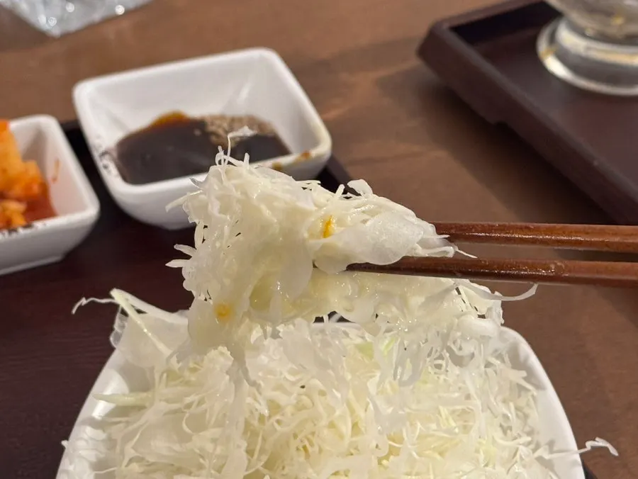 함께 나온 샐러드와 닭곰탕