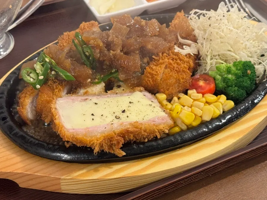 소스를 부은 도쿄로스카츠