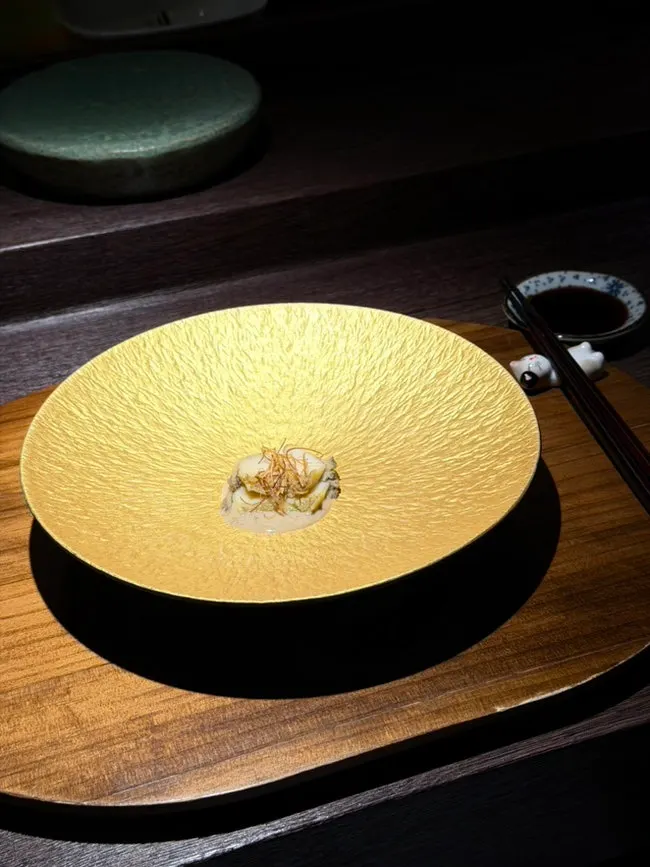Steamed abalone with grilled ginger over geuso sauce