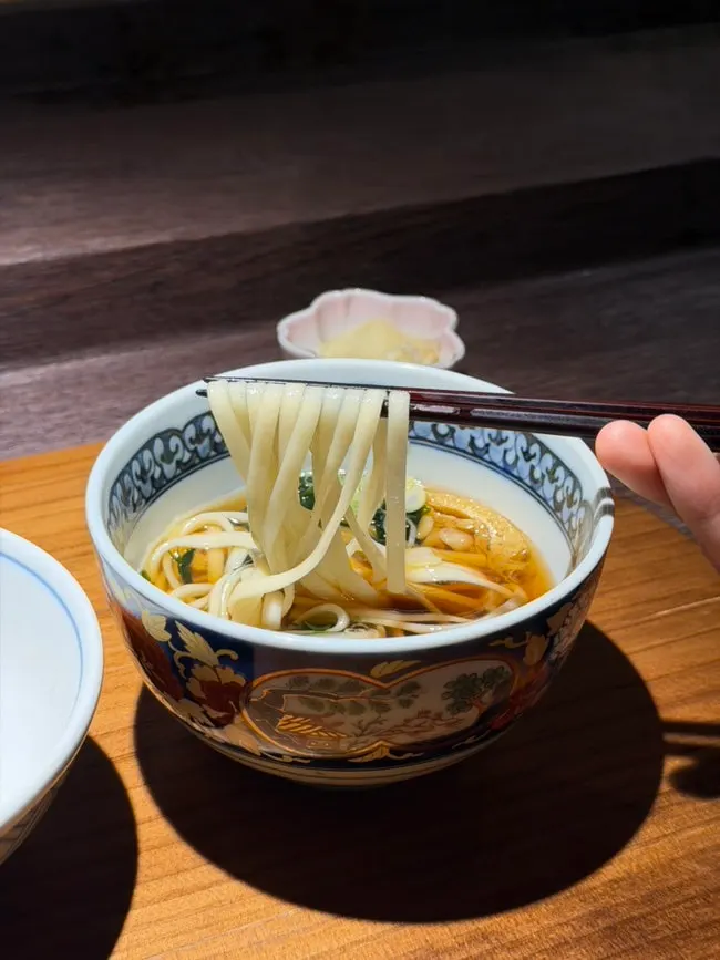 A bowl of udon with clams