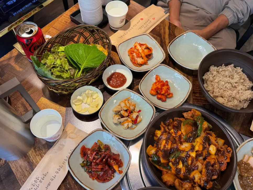 Namul side dishes for the barley rice, including bean sprouts and bracken