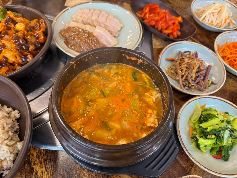 Stone-pot doenjang jjigae with tofu and vegetables