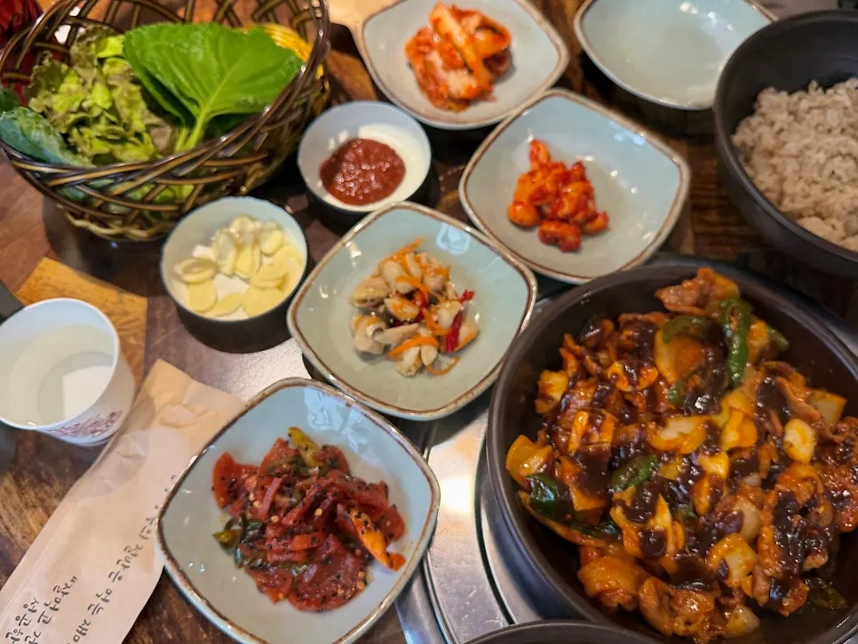 Table with doenjang jjigae and barley rice together
