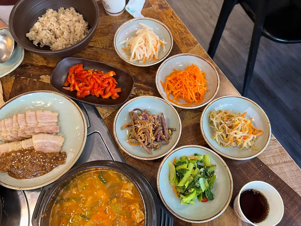 Set meal with namul and ssam vegetables fully laid out
