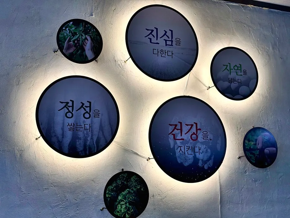 테이블 위 태블릿 주문 화면