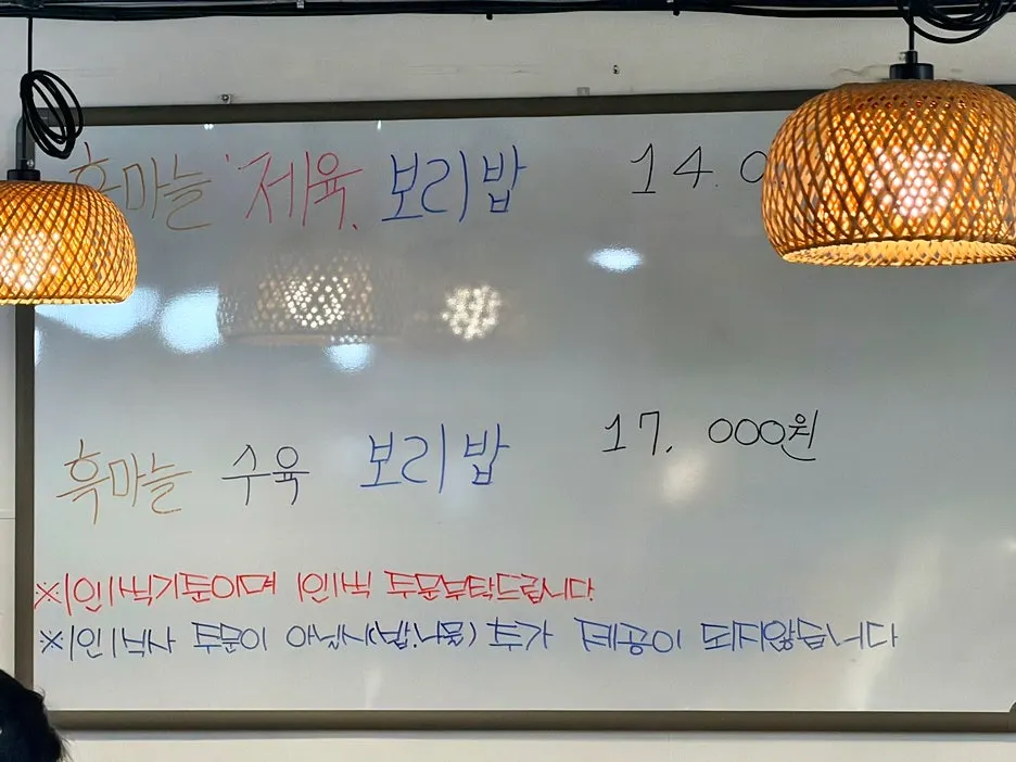 사진이 함께 표시된 태블릿 메뉴판