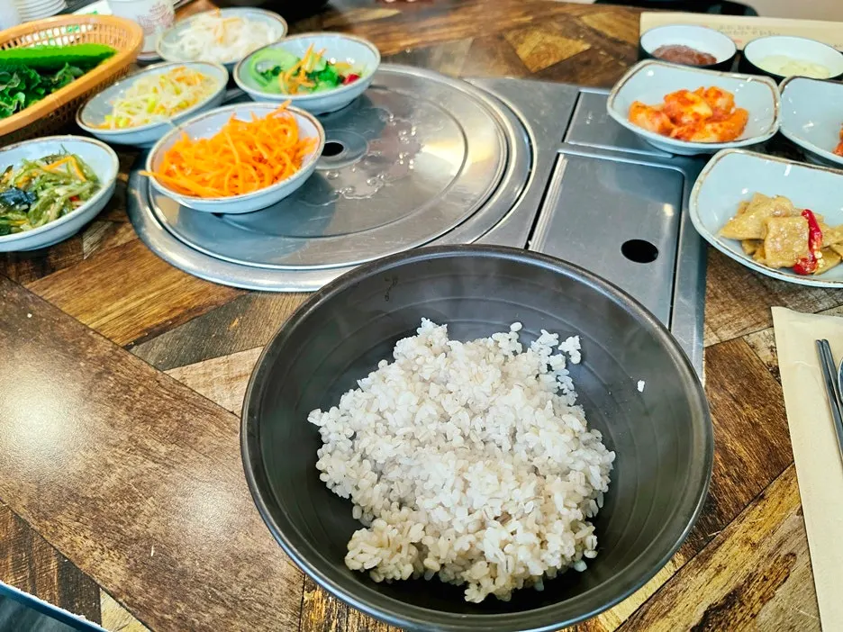 보리밥에 비벼 먹는 나물 반찬 한 상