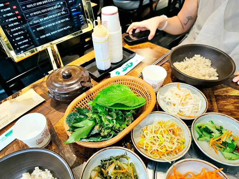 쌈으로 싸 먹는 신선한 채소 접시