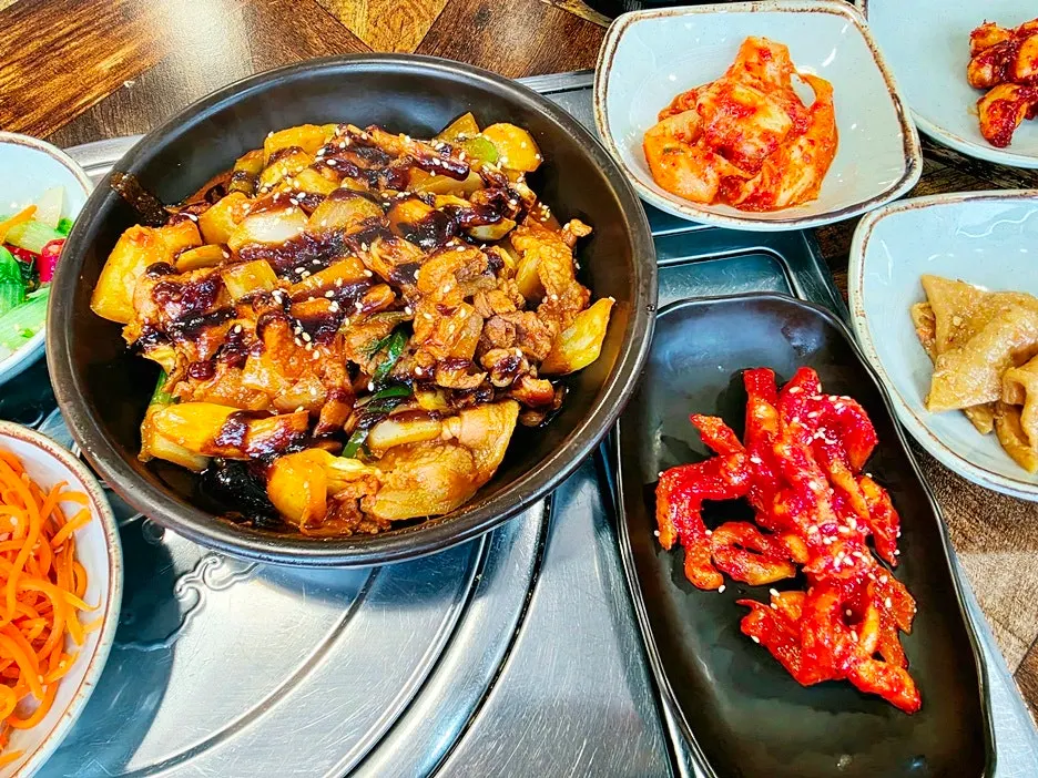 큰 그릇에 담겨 나온 보리밥