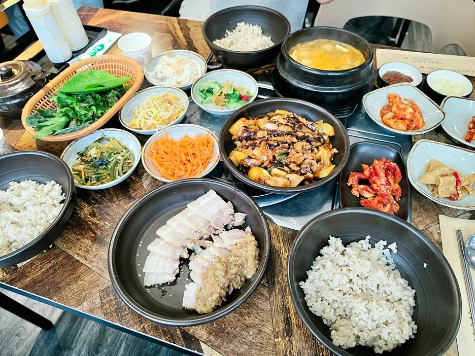 비빔밥을 만들기 좋은 큰 접시와 보리밥