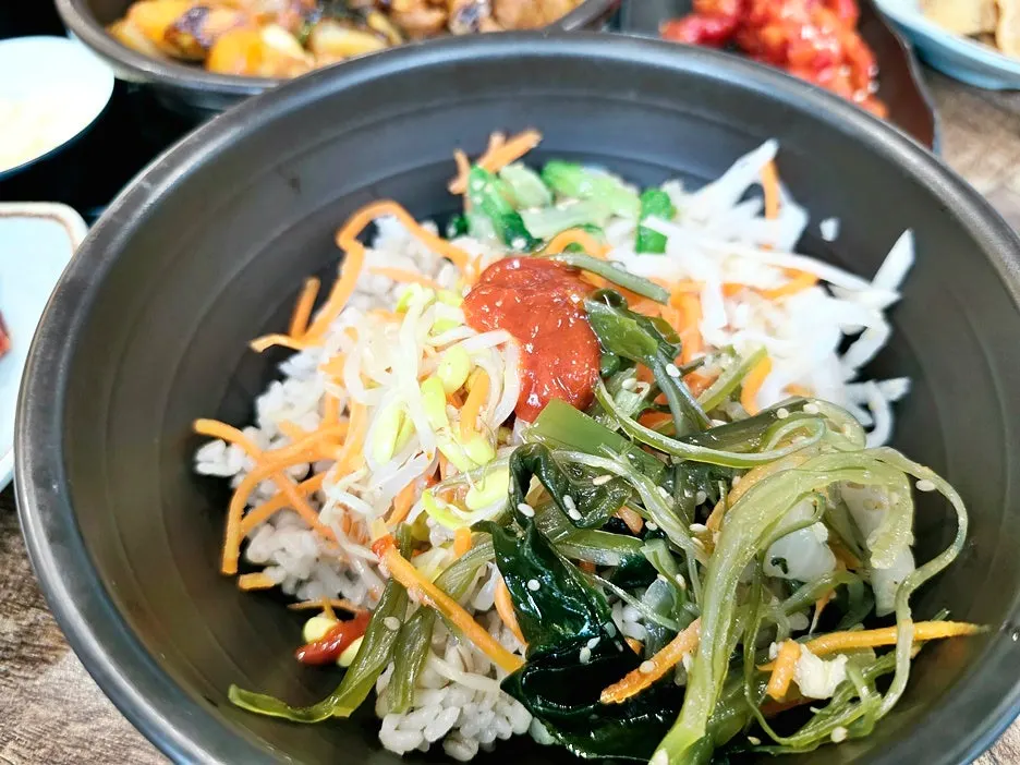 제육과 보리밥, 채소를 함께 담은 상차림