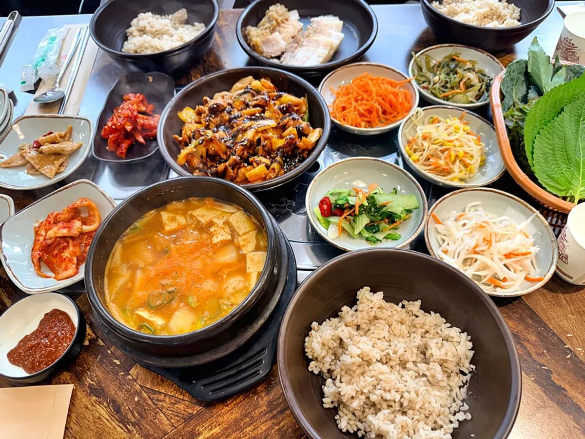 고추장과 참기름을 넣어 비빈 보리밥
