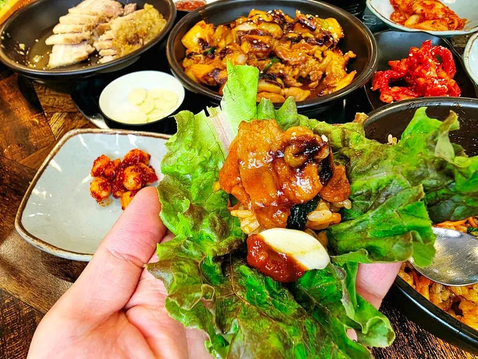 담백하고 부드러운 흑마늘 수육