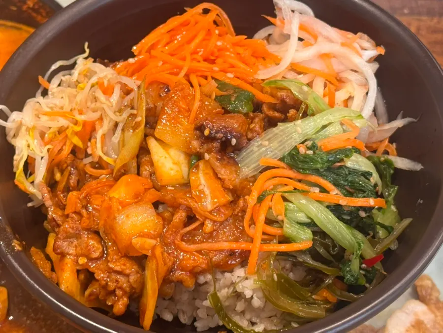 Barley rice mixed with jeyuk and side dishes