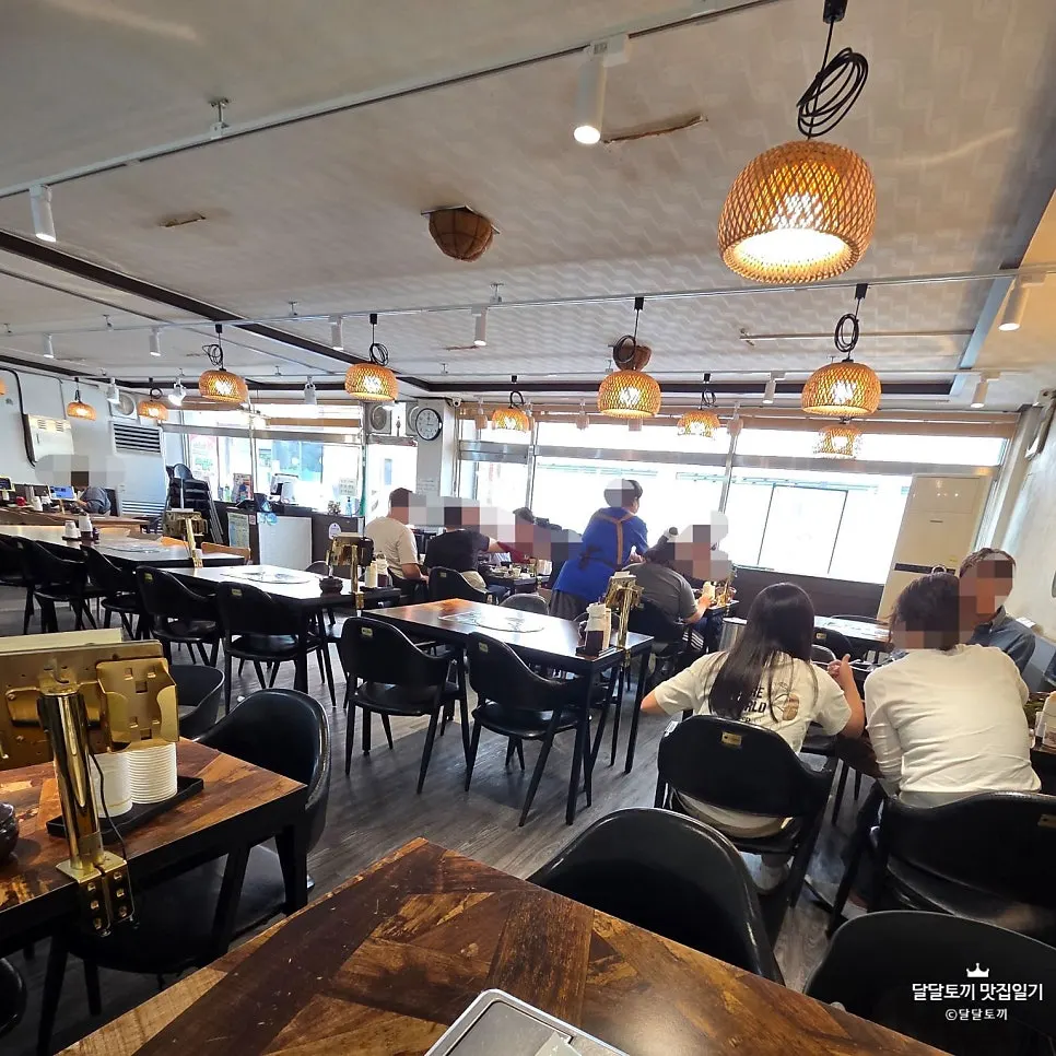 Clean, spacious interior of Heukmaneul Boribap