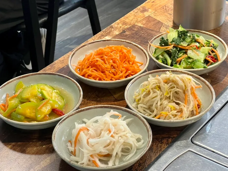 비빔밥 나물과 정갈한 밑반찬 한 상