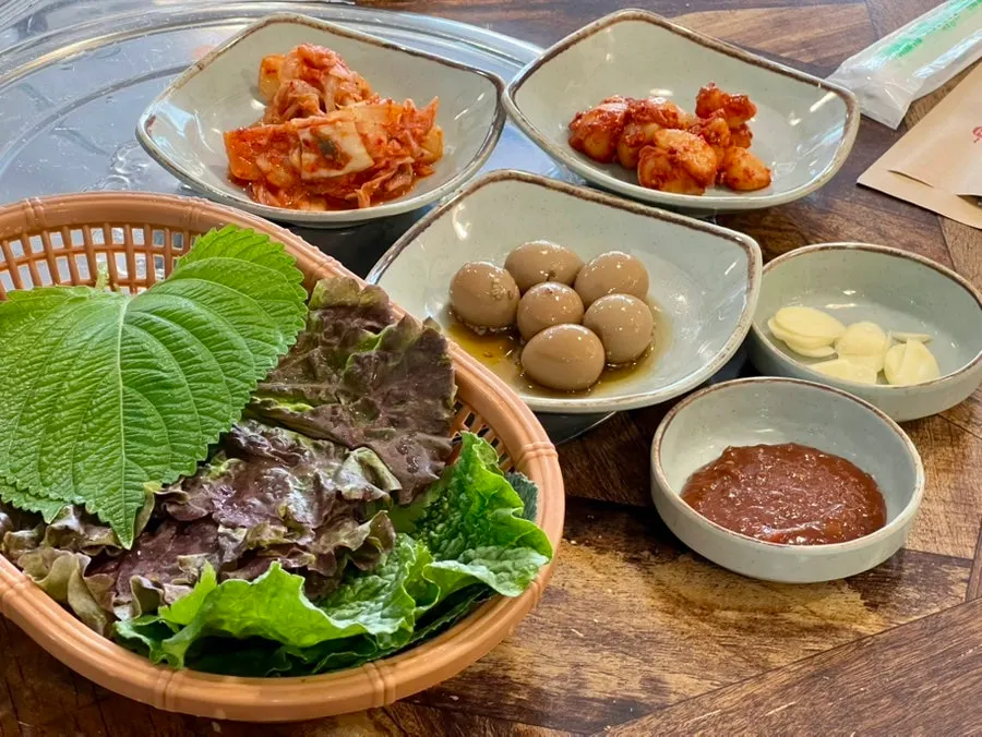 애호박과 숙주를 곁들인 보리밥 반찬