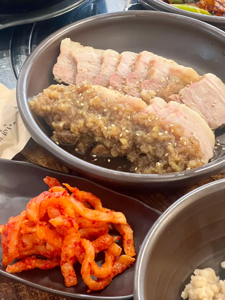 특제 흑마늘 소스를 곁들인 수육