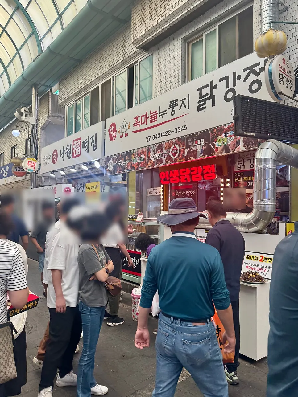 구경시장 안 닭강정 매장