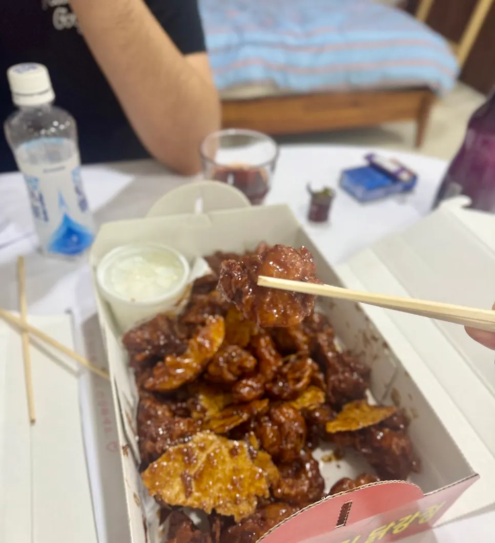 양념과 누룽지가 담긴 닭강정