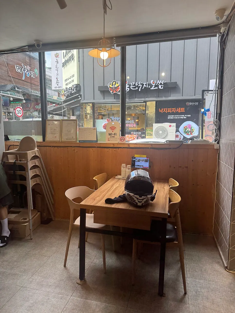 단양흑마늘쌈밥 테이블 위주의 매장 내부