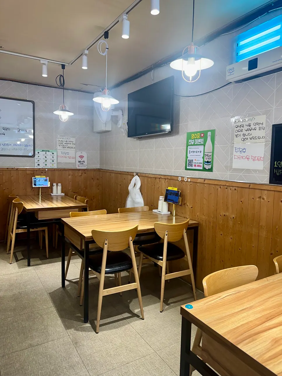 깔끔하게 정리된 식당 내부 좌석