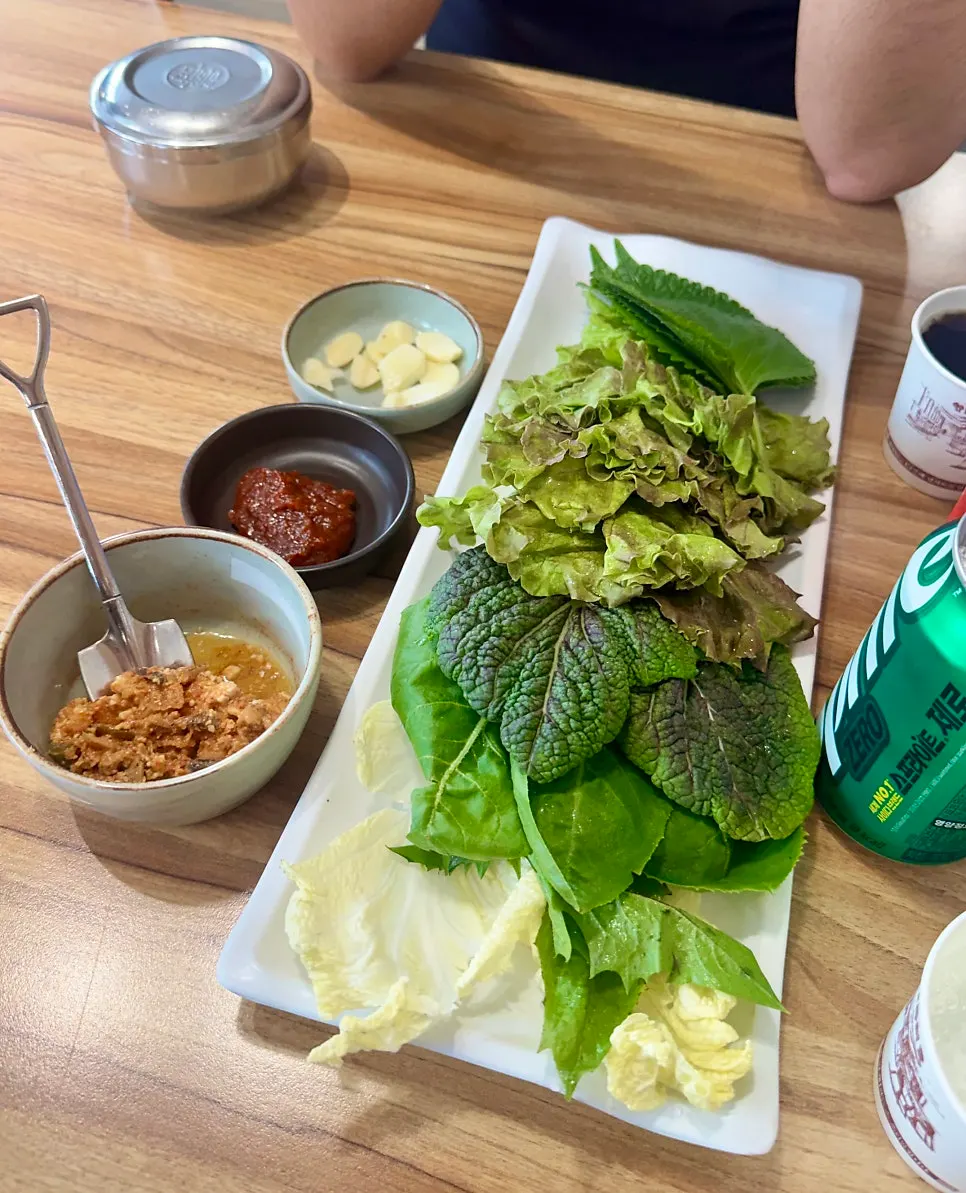 상추 깻잎 배추 등 쌈채소와 장 한 접시
