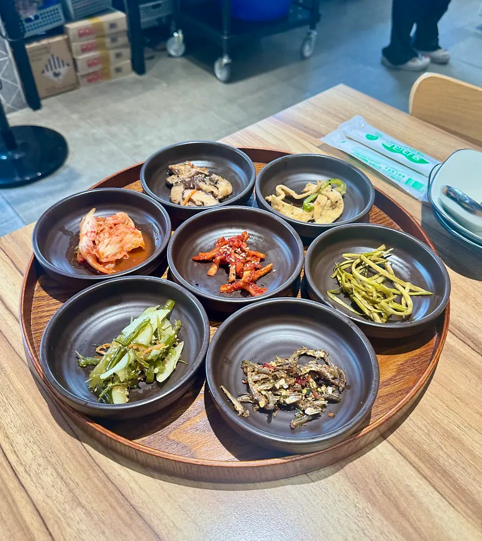 김치 나물 버섯 등 기본 반찬 한상차림