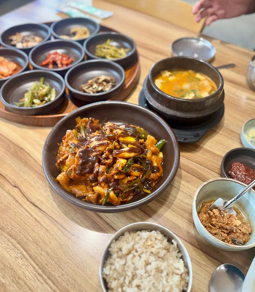 반찬과 함께 차려진 쌈밥 상차림 전체