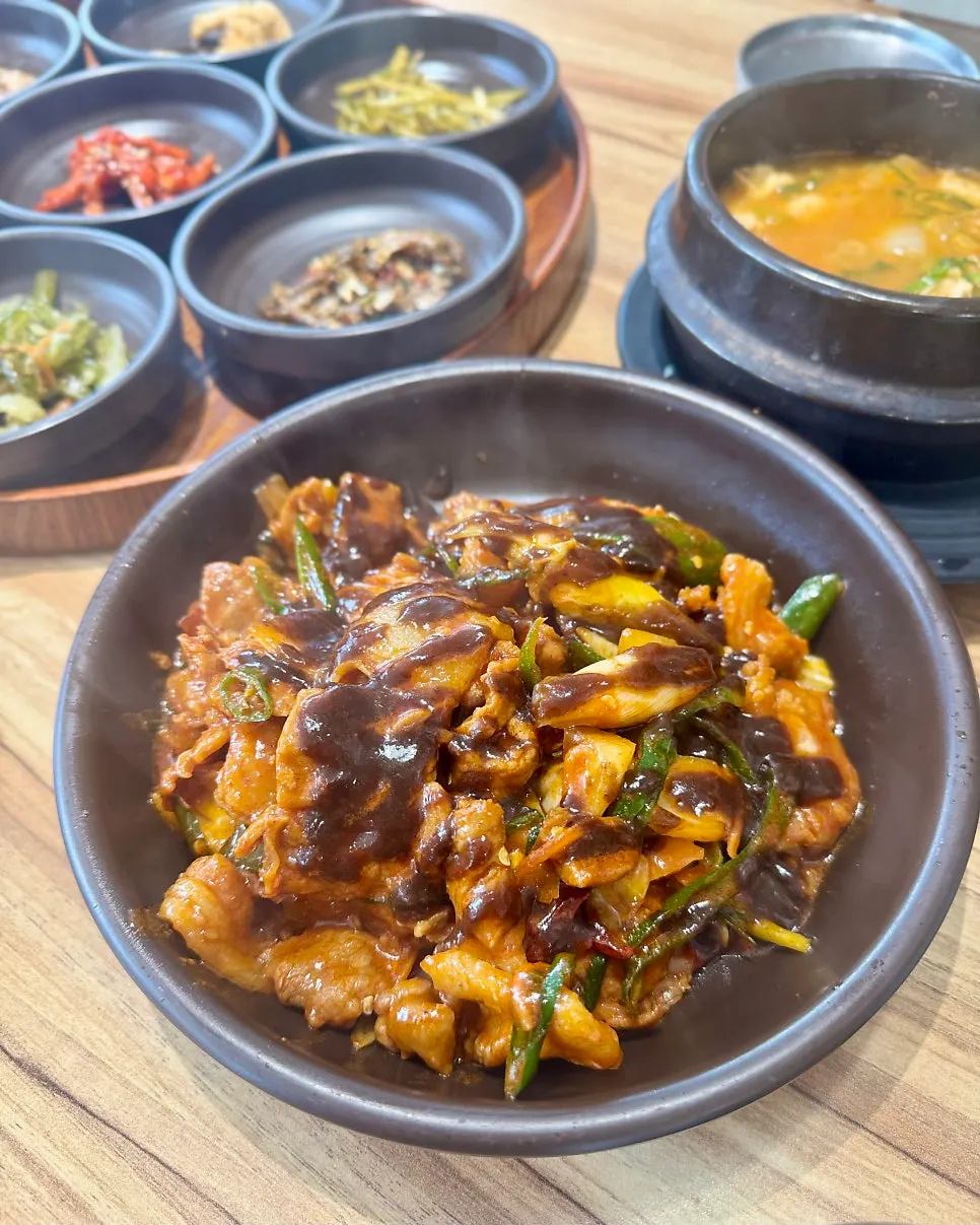 메인으로 나온 흑마늘 제육볶음과 된장찌개