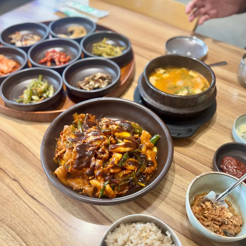 식사를 마친 흑마늘 제육쌈밥 상차림