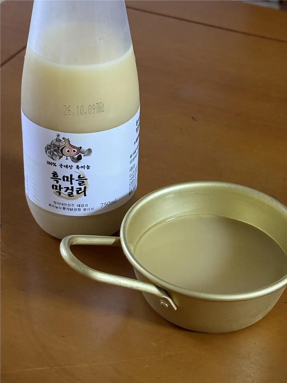 Makgeolli with a subtle black garlic flavor