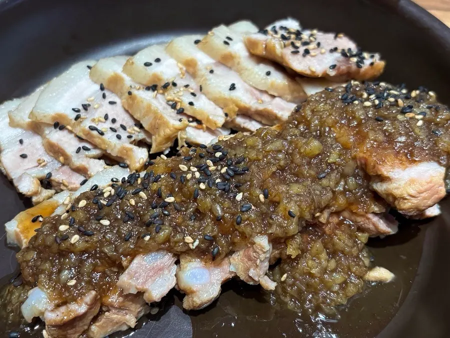Moist and tender boiled pork main dish