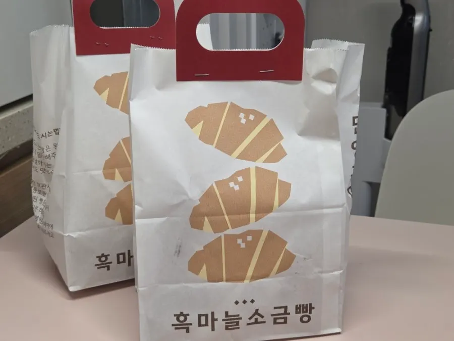 넉넉하게 준비된 마늘빵 시식