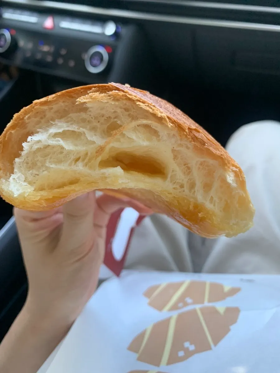 차 안에서 먹는 오리지널 소금빵