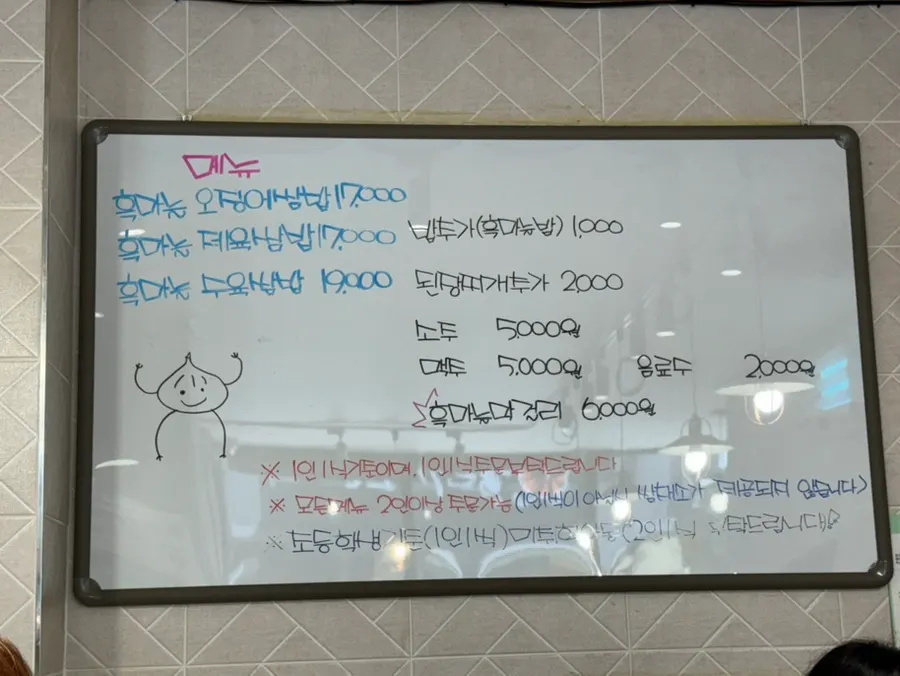 깔끔하게 정돈된 매장 내부 테이블