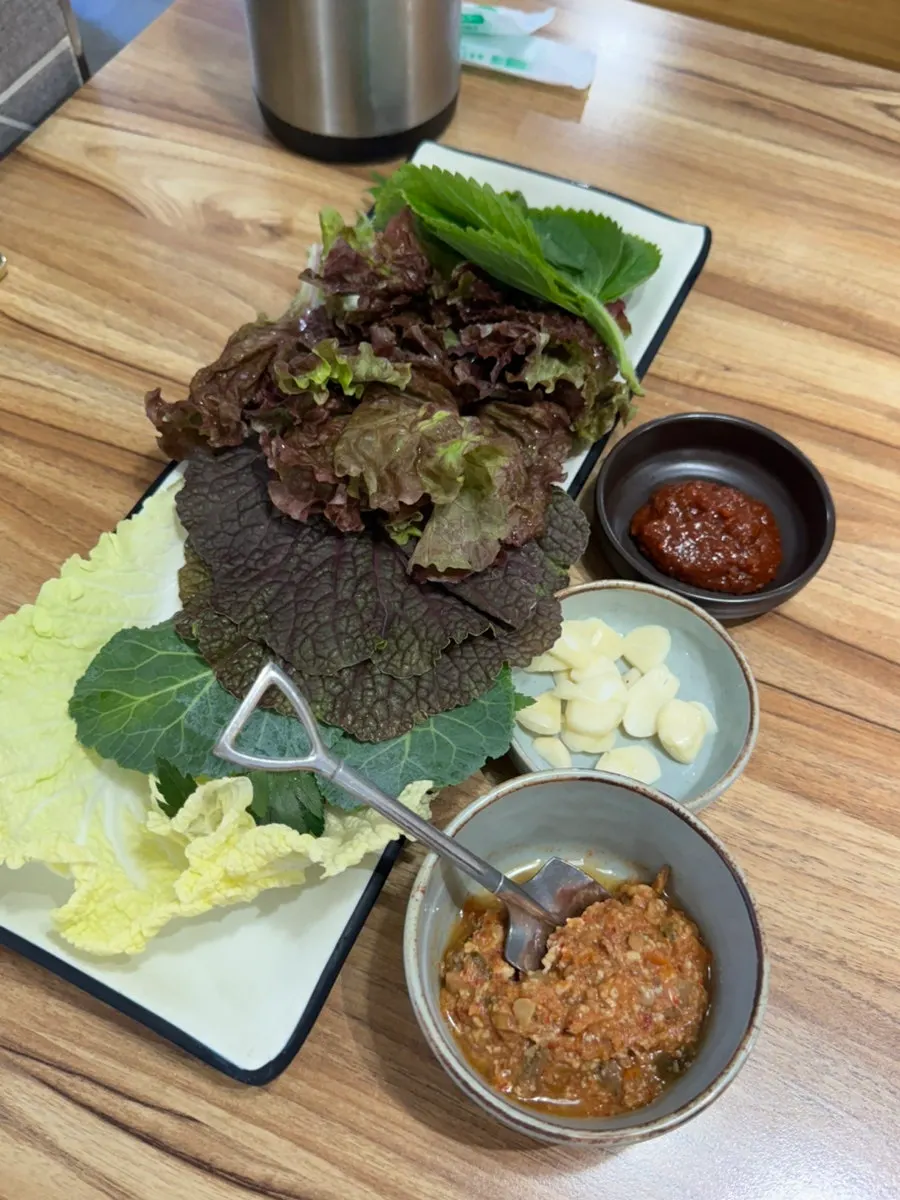테이블에 설치된 태블릿 주문기