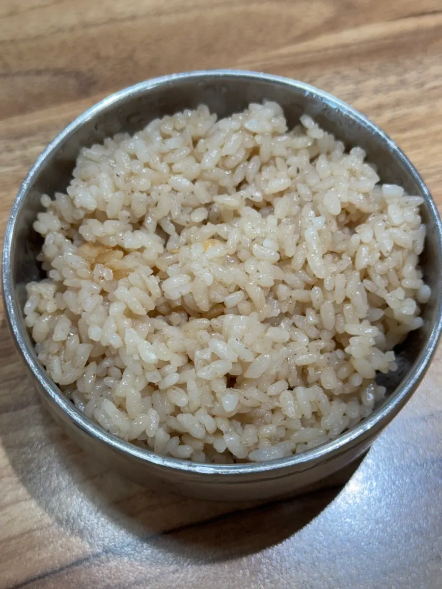 놋그릇에 담긴 밑반찬 한 상