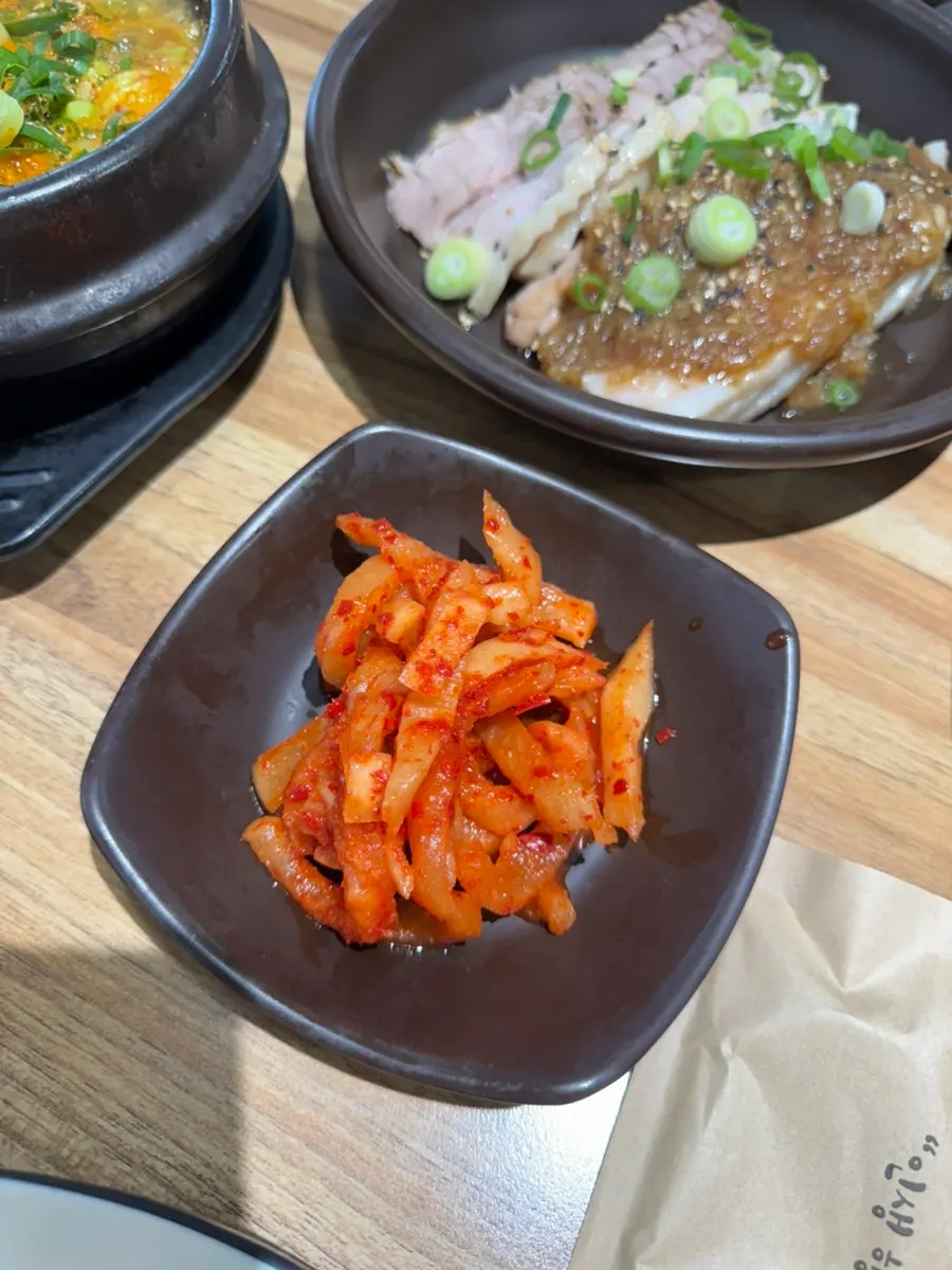 오징어볶음과 함께 차려진 상
