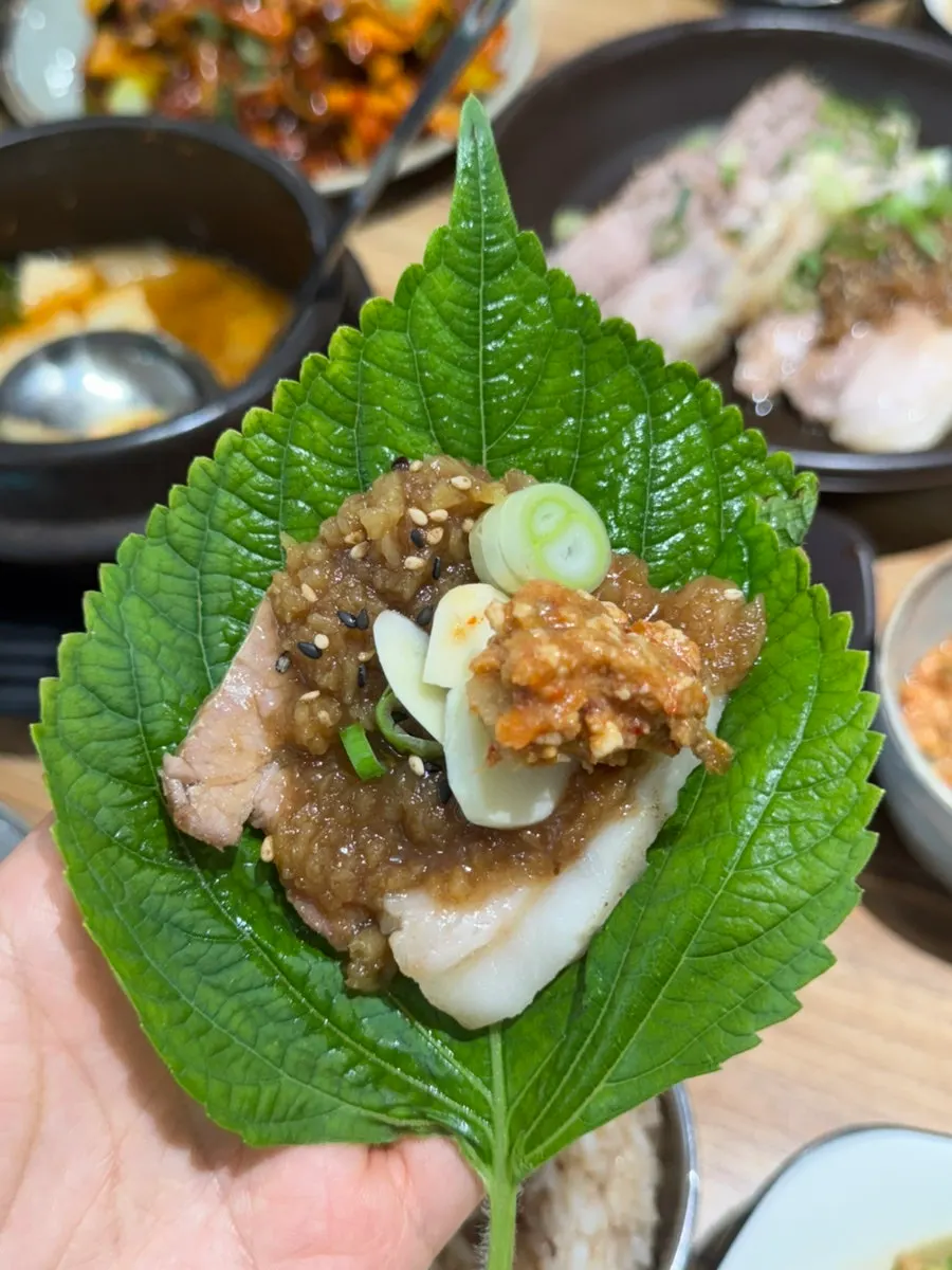 두부와 버섯이 들어간 된장찌개