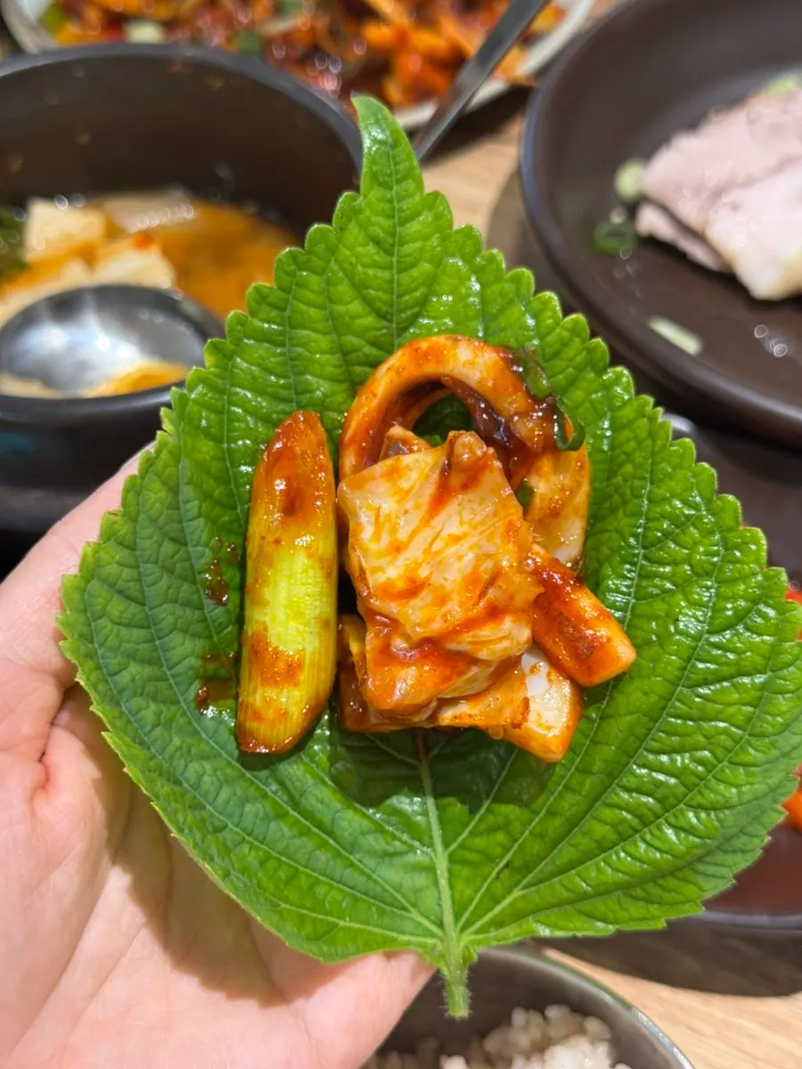 된장찌개 국물을 뜬 숟가락