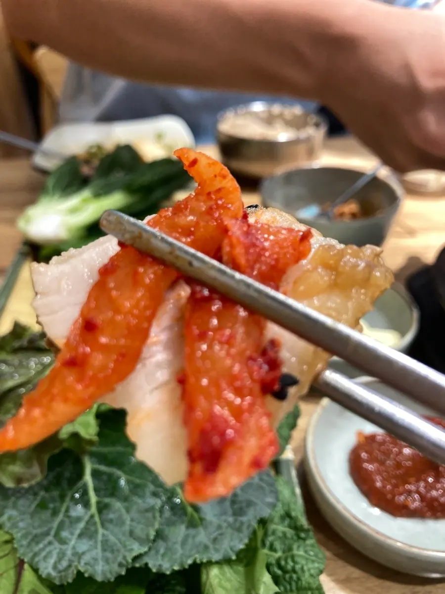 Thịt heo luộc tỏi đen được rưới nước sốt tỏi